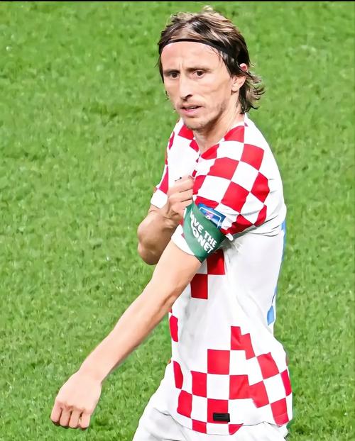 官方：热刺签下22岁荷兰中场哈维-西蒙斯，据悉转会费6000万欧